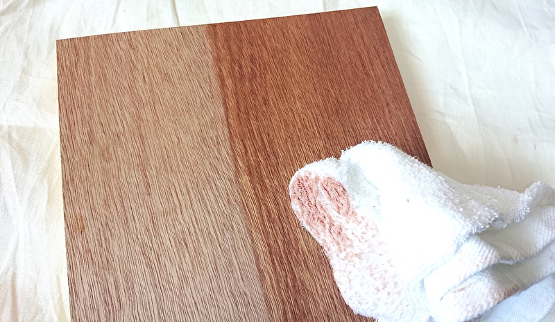 木製パネルの水拭きでタオルに色が付く様子