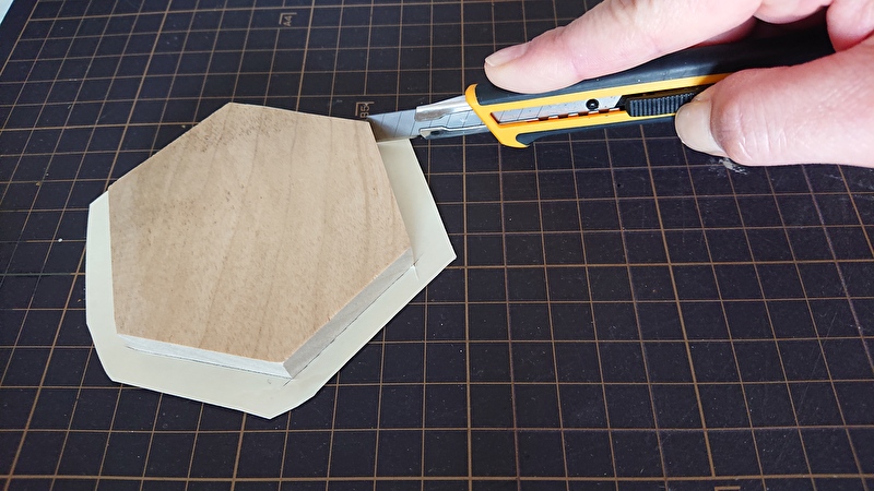 カッターマットに近い角度で切る様子