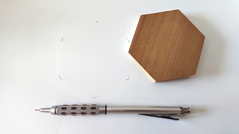 アートの裏側に切り取る場所の目印を付けた様子