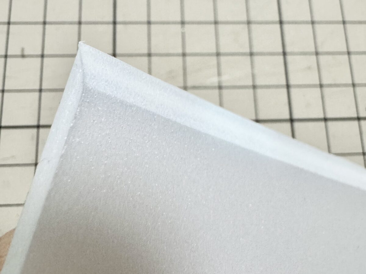 ベベルカットにしたキャプションの断面