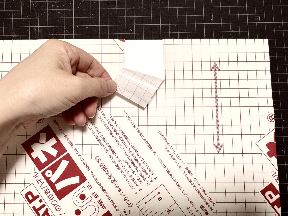 保護シートの中央部分が簡単にはがせる様子