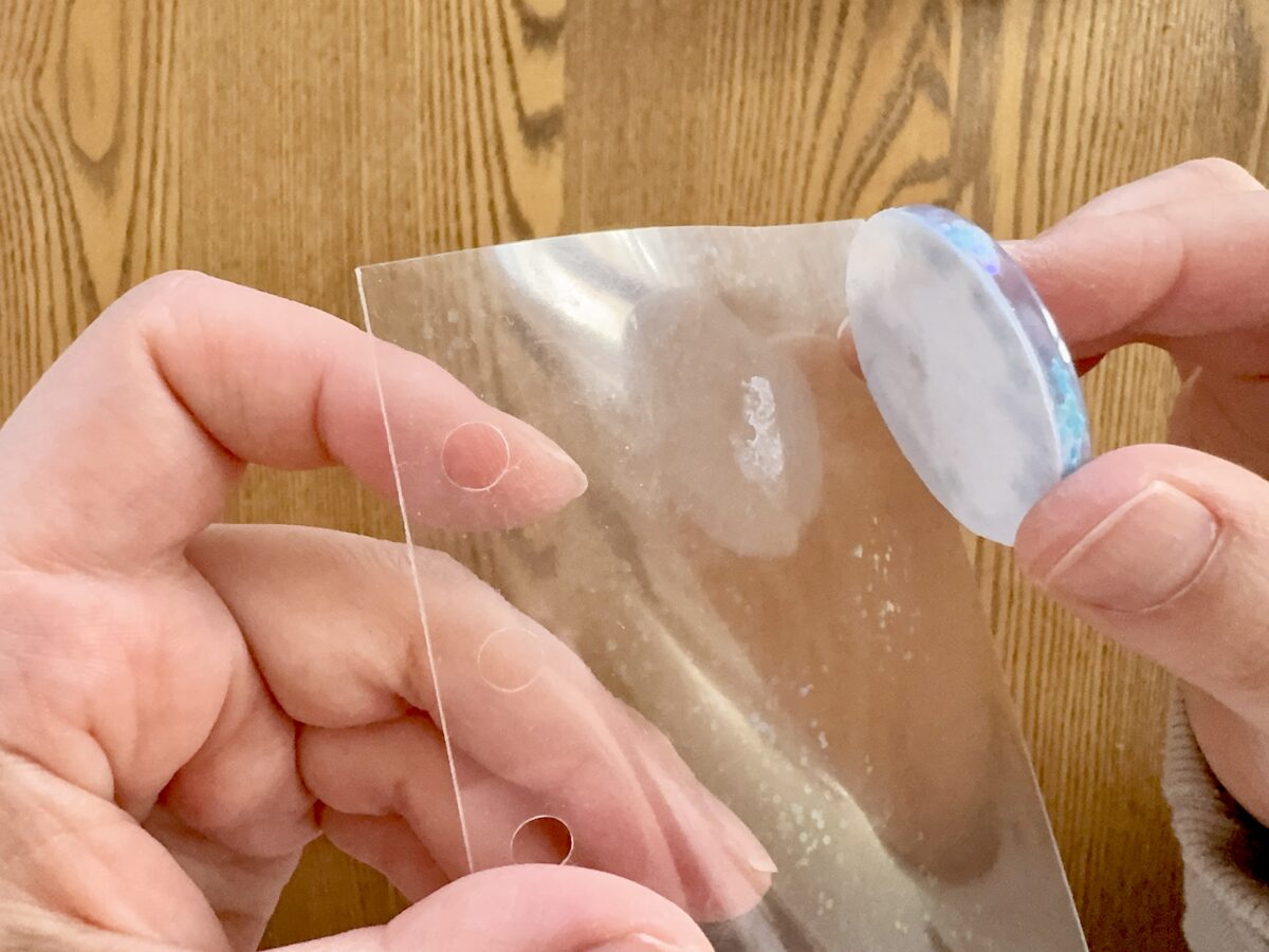 粘着が残った台紙