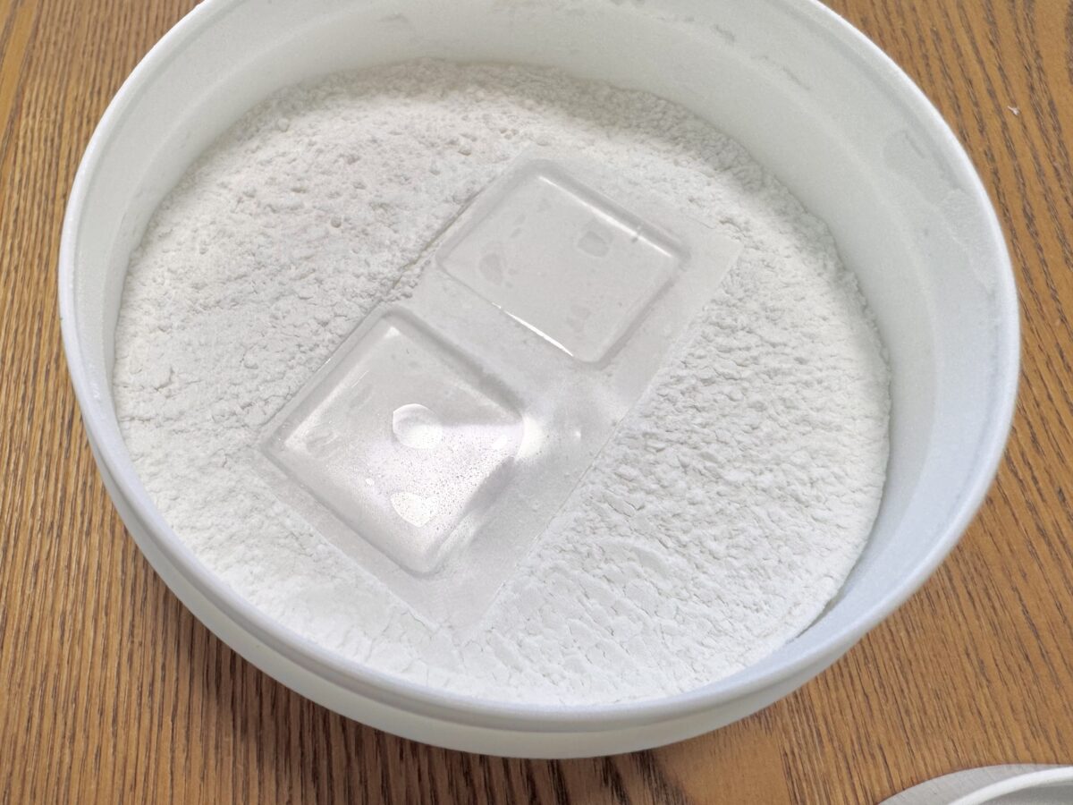 ベビーパウダーに耐震マットをドボン