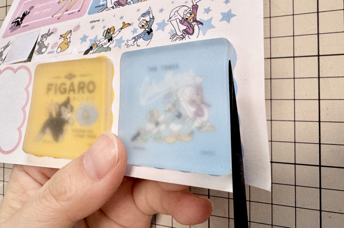 ハサミでカット