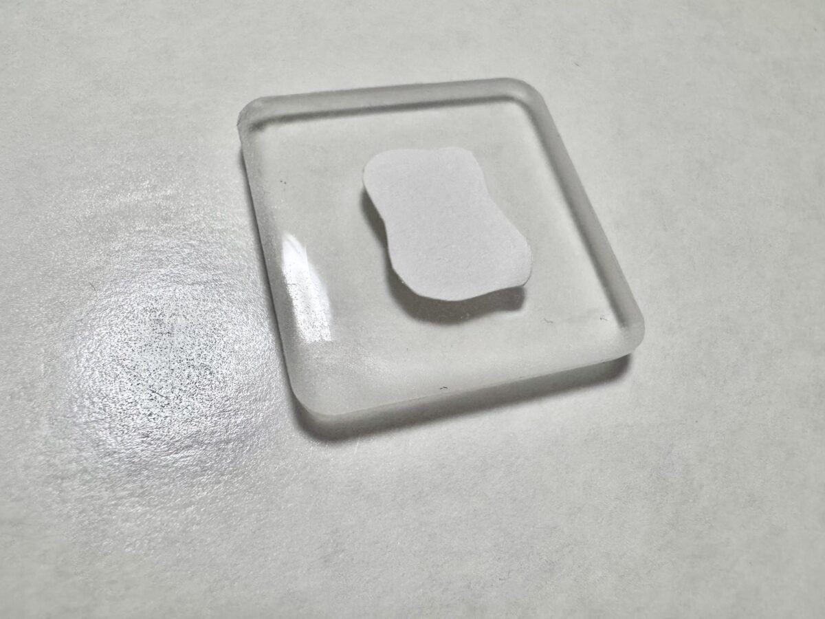 マット粘着面にシールの絵柄側を貼ったもの