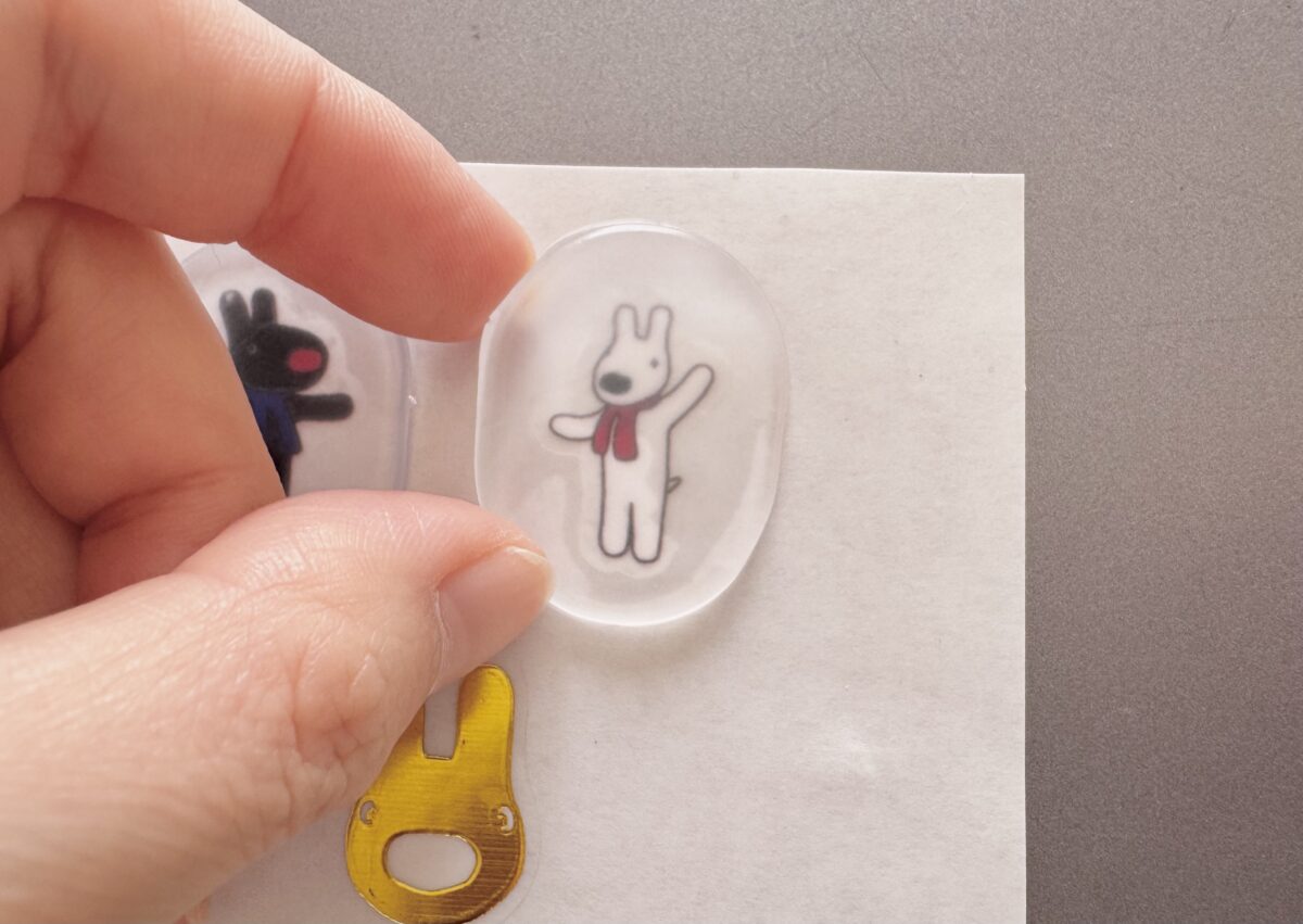 ジェルインソールをシールの上に貼りつけている様子