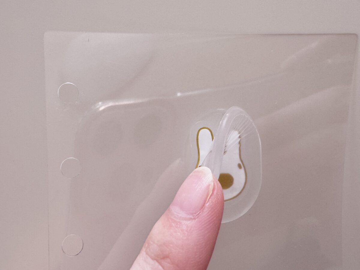 フィルム系リフィルに、下のシールだけくっついて剥がれない様子