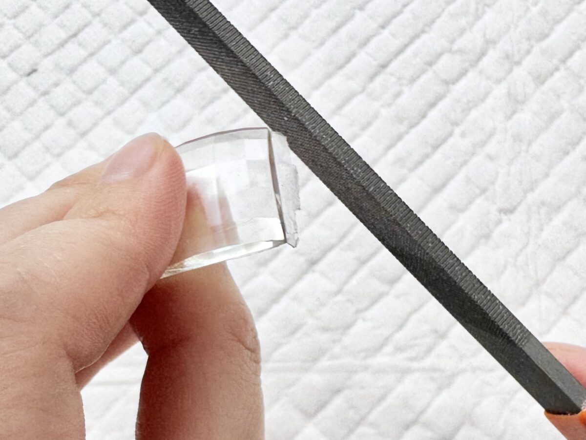 ダイヤモンドやすりでモールドレジンを削る様子