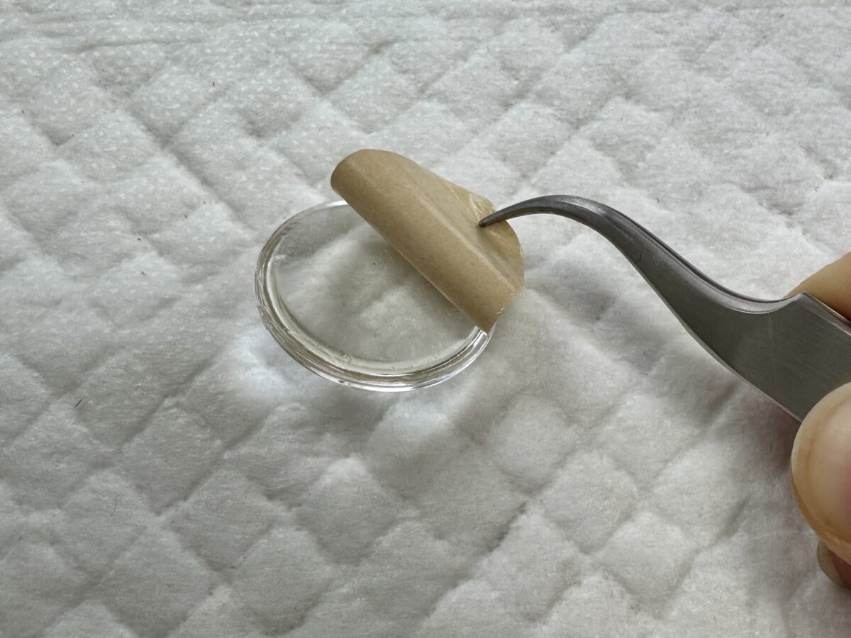 剥離紙をピンセットで剥がす様子