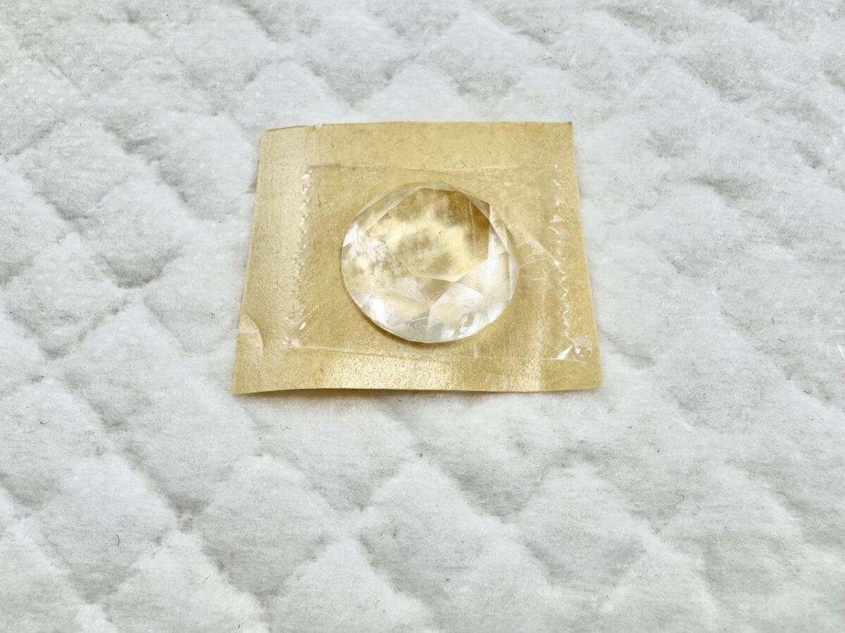 上にカボションを乗せた様子