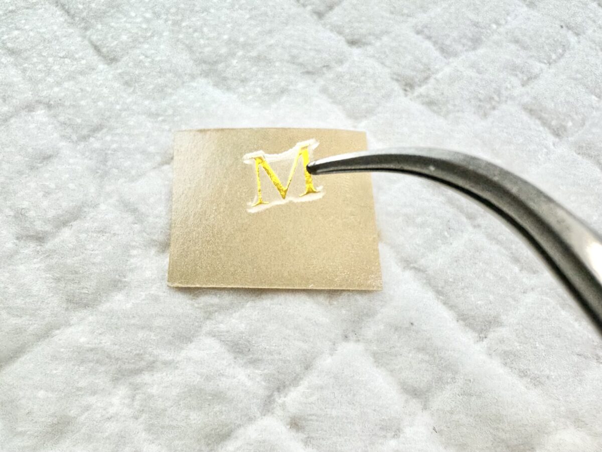 保護紙を剥がした両面粘着シートに乗せる