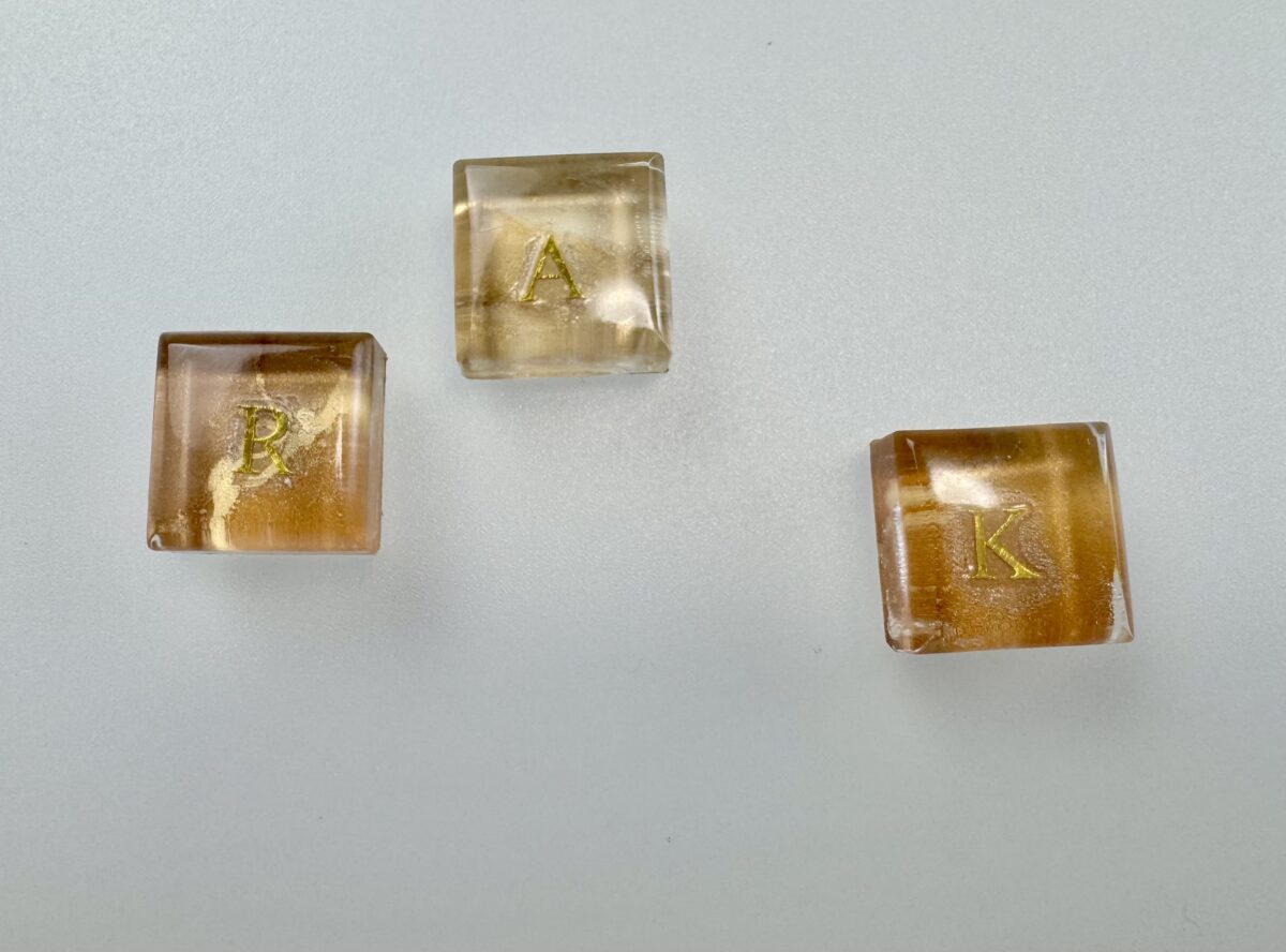 イニシャル入りのアルコールインクアートぷっくりシール