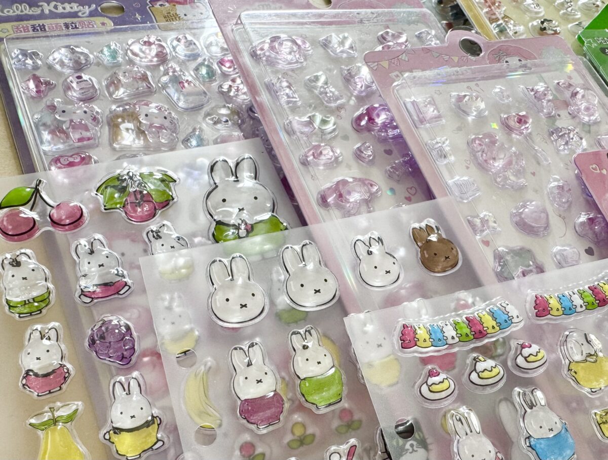 韓国ライセンスのミッフィーぷっくりシールや中国ライセンスのサンリオぷっくりシール