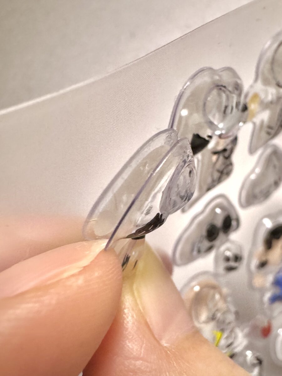 簡単に壊れ、接着力が弱いシール