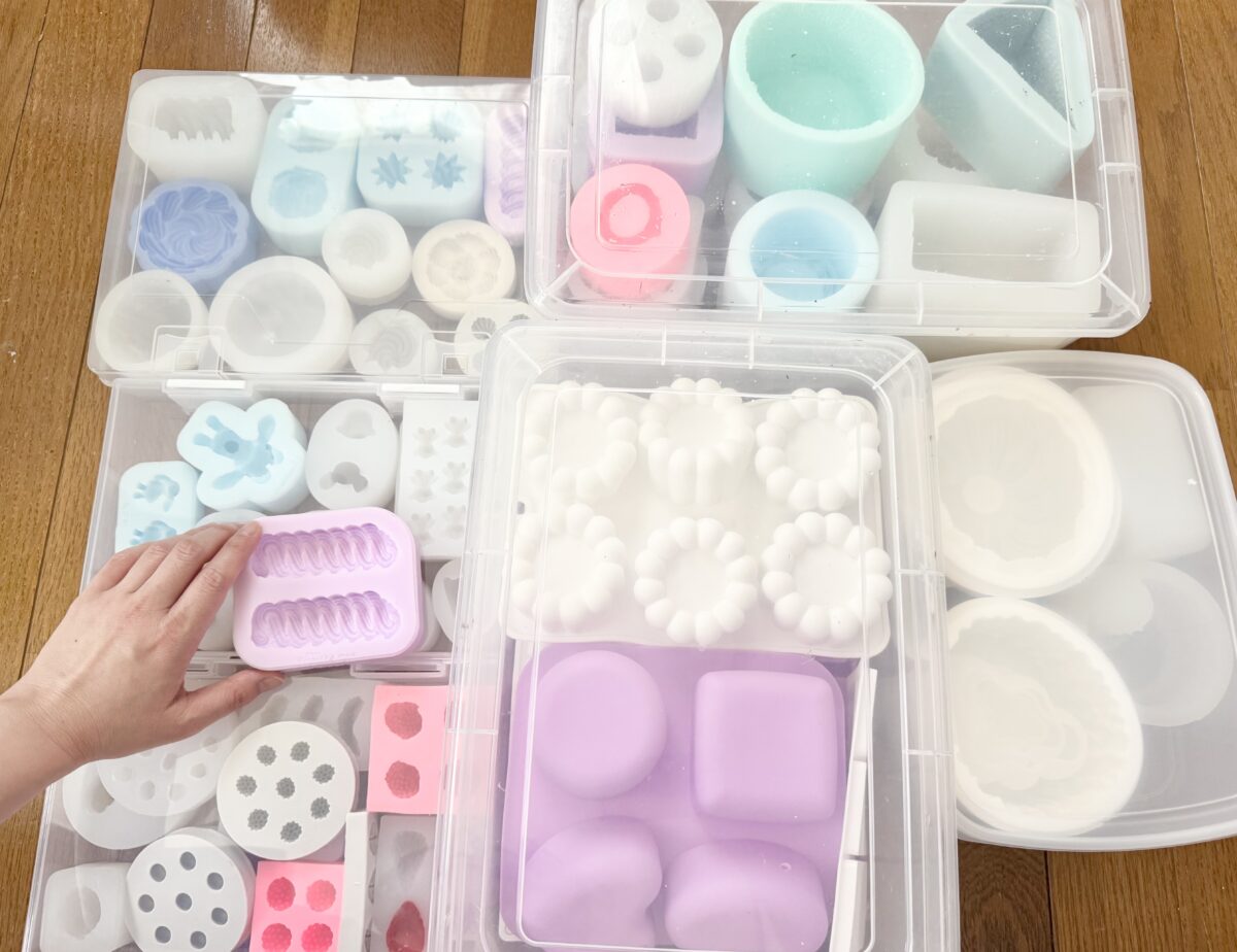 収納された数十個のモールド